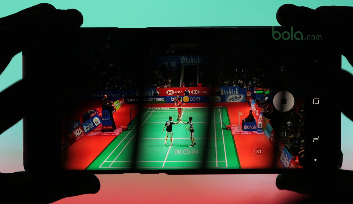 Penonton mengambil gambar saat Kevin Sanjaya/Marcus Gideon menang pada semifinal Indonesia Open 2018 di Istora Senayan, Jakarta, (7/6/2018). Kevin/Marcus menang 21-13, 21-10. (Bola.com/Nick Hanoatubun)