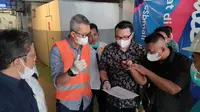 PJ Wali Kota Cirebon Agus Mulyadi meninjau langsung TKP insiden tewasnya empat teknisi CSB Mall. Foto (Liputan6.com / Panji Prayitno)
