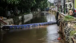 Kondisi bantaran Kali Induk Kramat Jati, Jakarta, Rabu(18/5/2022). Pemprov DKI Jakarta melalui Dinas Sumber Daya Air (SDA) berencana akan menormalisasi Kali Induk secara keseluruhan guna mencegah banjir yang melanda kawasan tersebut saat hujan deras mengguyur. (Liputan6.com/FaizaL Fanani)
