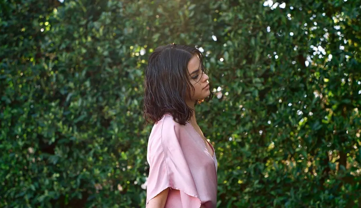 "Selena tak mencari, namun hatinya terbuka jika cinta datang mengetuk," jelas sumber itu. (instagram/selenagomez)
