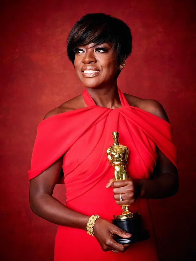 Viola Davis menang Piala Oscar lewat film Fences. (Foto: Dok. Instagram @TheAcademy)