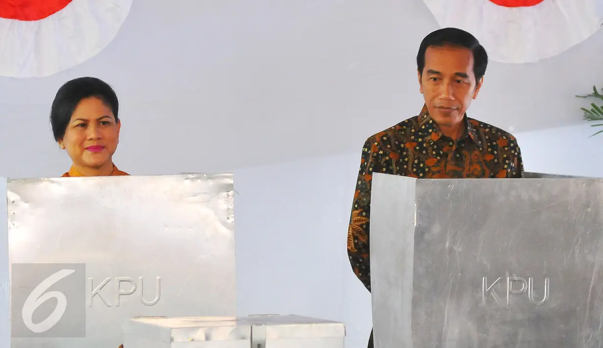 Presiden Joko Widodo bersama Ibu negara Iriana saat mencoblos surat suara pada Pilkada DKI 2017 di TPS IV, Jakarta, Rabu (15/2). Jokowi menggunakan hak suara untuk pemilihan Gubernur DKI Jakarta. (Liputan6.com/Angga Yuniar)