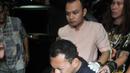 Alfin Bernius Sinaga tampak meringis kesakitan saat tiba di RS Polri, Kramatjati, Jakarta Timur, Kamis (29/12). Alfin diduga ikut terlibat dalam perampokan disertai penyekapan yang mengakibatkan 6 orang tewas. (Liputan6.com/Yoppy Renato) 
