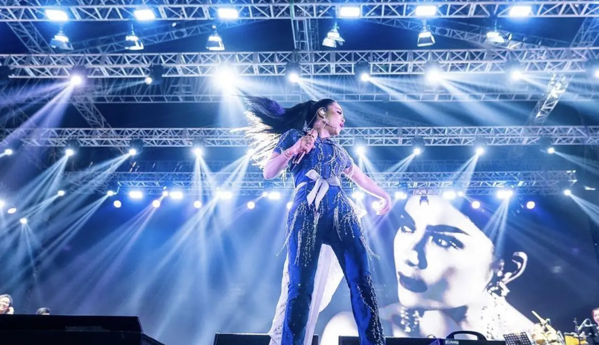 Denim dengan aksen untaian kristal menambah kemegahan gaya casual glam ala Krisdayanti. [Foto: Instagram/ Krisdayanti]