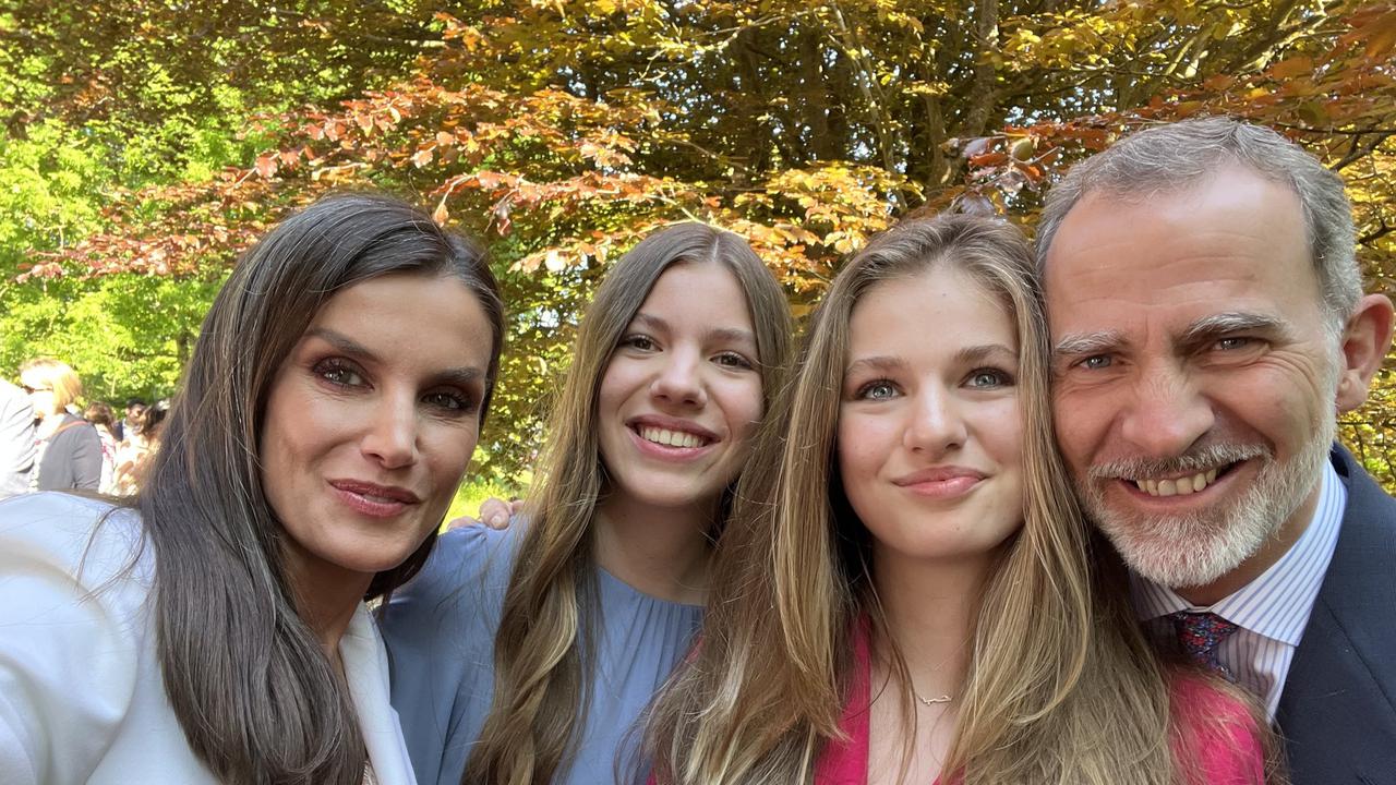 Putri Leonor dari Spanyol mengenakan kalung emas bertuliskan Love (cinta) dalam bahasa Arab, membuat beberapa anggota media Spanyol berspekulasi siapa yang memberikannya. (Twitter/CasaReal)