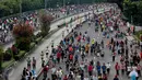 Warga berolahraga saat Car Free Day (CFD) di ruas Jalan Sudirman-Thamrin, Jakarta, Minggu (26/3). Libur panjang menjelang Nyepi (28/3), sebagian warga Jakarta memilih menghabiskan waktu dengan berolahraga di area CFD. (Liputan6.com/Faizal Fanani)