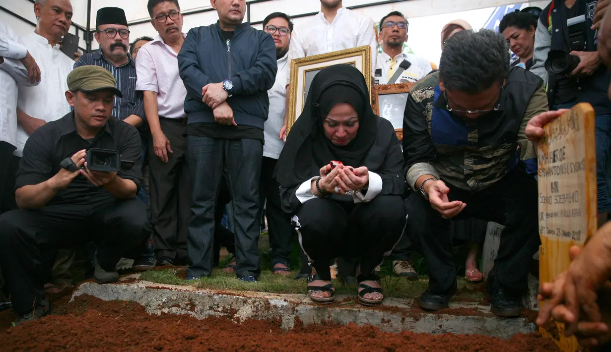 Sebelum dimakamkan, Menteri Agama Republik Indonesia, Lukman Hakim memberikan sedikit sambutannya. Sepengetahuannya, bahwa almarhum Sys Ns merupakan orang baik. (Nurwahyunan/Bintang.com)