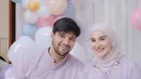 Senada sang Istri, Ammar Zoni juga mengenakan baju thawb warna lilac senada. (Instagram/_irishbella_).