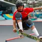 Skateboarder Indonesia, Jason Dennis Lijnzaat melakukan gerakan trik pada final taman putra Asian Games 2018 di arena roller sport Jakabaring, Palembang, Rabu (29/8). Jason meraih medali perak dengan mengumpulkan 68,33 poin. (AP/Vincent Thian)