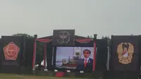 Tayangan sambutan Presiden Jokowi dalam peringatan hari jadi ke-67 Kopassus di Cijantung, Jakarta Timur, Rabu (24/4/2019). (Liputan6.com/Muhammad Radityo Priyasmoro)