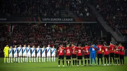 Pemain Rennes dan Dynamo Kyiv memberikan penghormatan kepada korban yang meninggal dalam tragedi Kanjuruhan sebelum pertandingan sepak bola Grup B Liga Europa di Roazhon Park Stadium, Rennes, Prancis, 6 Oktober 2022. (LOIC VENANCE/AFP)