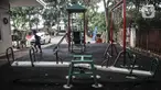 Anak-anak bermain di salah satu fasilitas yang rusak di Ruang Publik Terpadu Ramah Anak (RPTRA) Borobudur, Menteng, Jakarta Pusat, Selasa (8/11/2022). Sejumlah fasilitas bermain di RPTRA Borobudur yang dibangun era Gubernur Basuki Tjahaja Purnama seperti perosotan, jungkat-jungkit dan ayunan mengalami rusak dan terbengkalai sejak 2019. (merdeka.com/Iqbal S Nugroho)