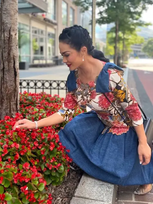 <p>Tak hanya elegan, penampilan Krisdayanti juga tampak sangat berkelas. Krisdayanti tampil memesona dengan gaya rambut dikepang rapi. (Foto: Instagram.com/krisdayantilemos)</p>