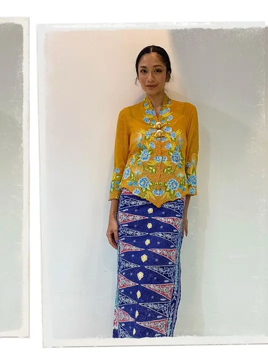 Aktris Faradina Mufti juga tampil elegan dengan kebaya encim pilihannya. Ia memilih kebaya encim mustard dengan bordir flora bermotif mawar biru yang cantik, dipadunya dengan kain batik bernuansa biru yang serasi. [Foto: Instagram/faradinamufti]