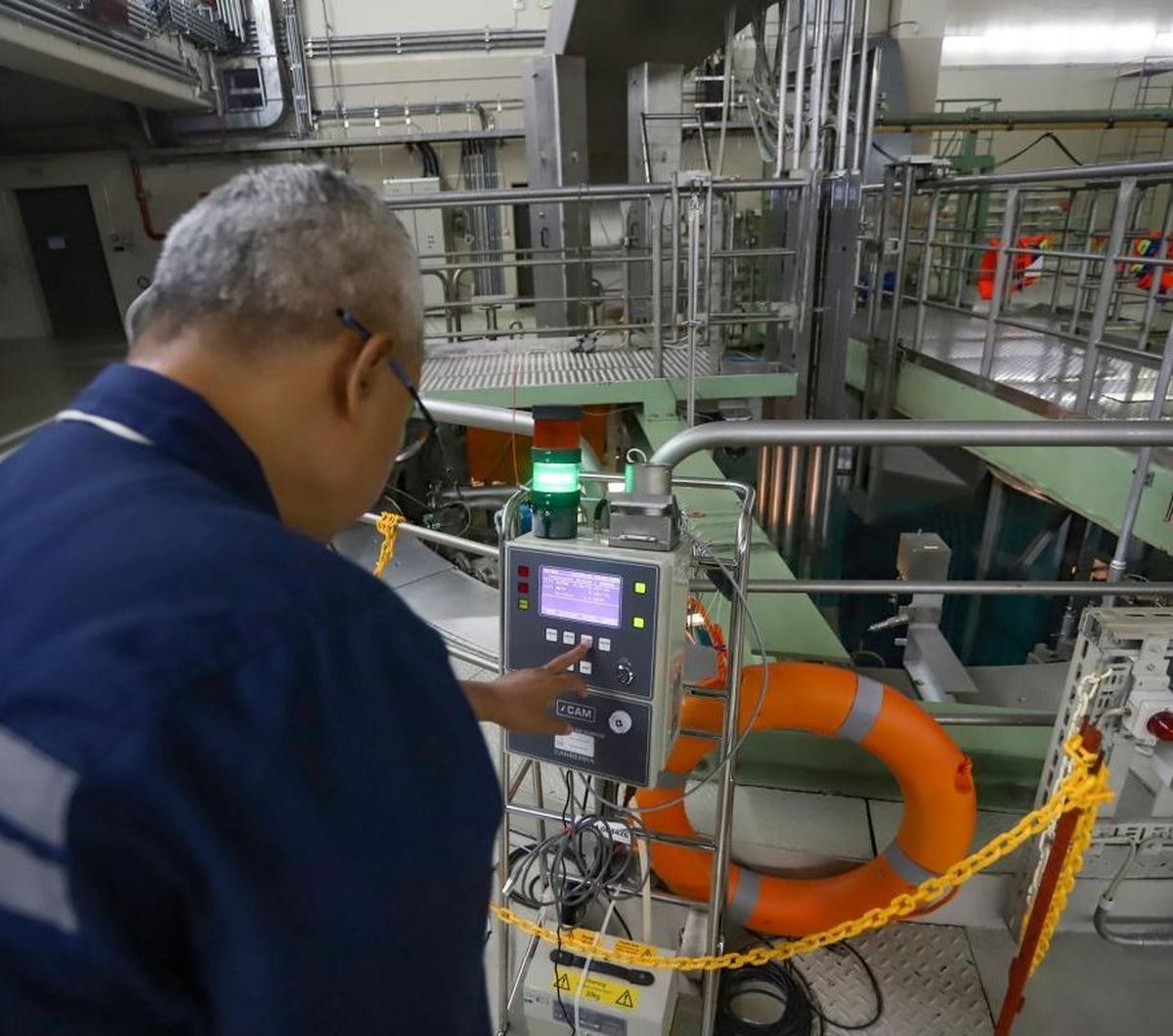 Dalam kunjungan tersebut, para peserta diberikan kesempatan untuk melihat langsung operasi dan teknologi yang digunakan di RSG-GAS. Mereka juga mendapatkan penjelasan mendalam tentang berbagai proyek riset yang sedang berlangsung, serta potensi aplikasi d