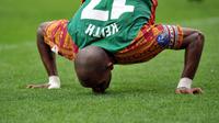 Striker Sriwijaya FC mencium rumput setelah mencetak gol ke gawang FC Seoul dalam laga Liga Champions Asia 2009. (AFP/Jung Yeon-Jae)