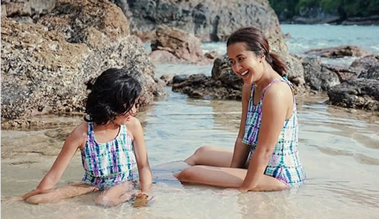 Beberapa potret dan video liburannya dibagikan di akun Instagram keduanya. Senyum ceria saat akan liburan dengan melewati beberapa tantangan. (Instagram/widimulia)