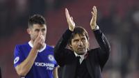 Manajer Chelsea, Antonio Conte bereaksi usai laga kontra Southampton, di St Mary/s Stadium, Minggu (30/10/2016). Conte enggan berbicara peluang timnya meraih gelar juara musim ini.  (Reuters/Toby Melville)