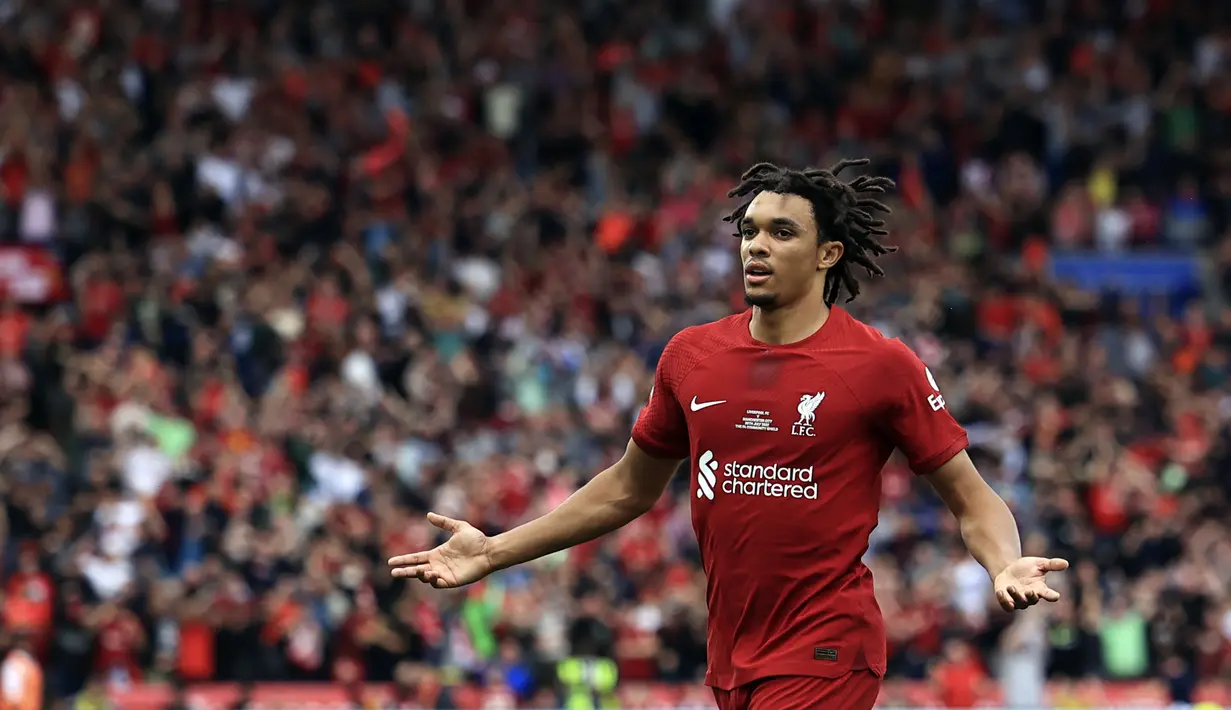 Pemain Liverpool Trent Alexander-Arnold melakukan selebrasi usai mencetak gol ke gawang Manchester City pada pertandingan sepak bola FA Community Shield di King Power Stadium, Leicester, Inggris, 30 Juli 2022. Liverpool sukses meraih trofi Communiy Shield usai mengalahkan Manchester City dengan skor 3-1. (AP Photo/Leila Coker)