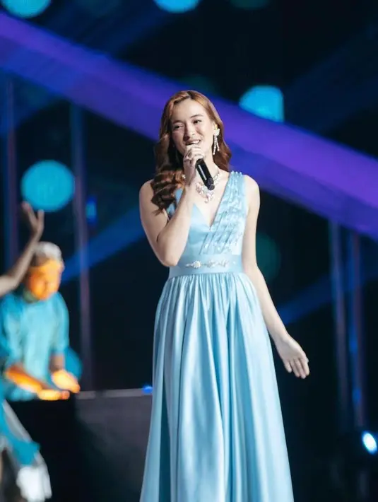Menjadi pengisi acara, Mawar Eva de Jong sukses bikin netizen jatuh hati dengan penampilan anggunnya berbalut dress warna biru serta perhiasan. (Instagram/trinityoptima).