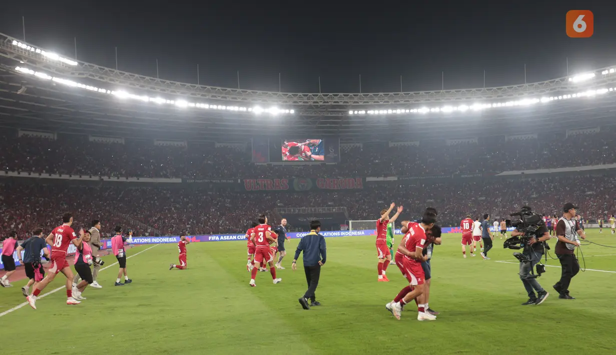 Setelah puas bertemu suporter dan meluapkan euforia kemenangan, para pemain Timnas Indonesia kembali ke lapangan hijau seusai mengalahkan Thailand pada final FIFA ASEAN Cup 2026 di Stadion Utama Gelora Bung Karno (SUGBK), Jakarta, Senin (5/10/2026). (KLY/Budy Santoso)