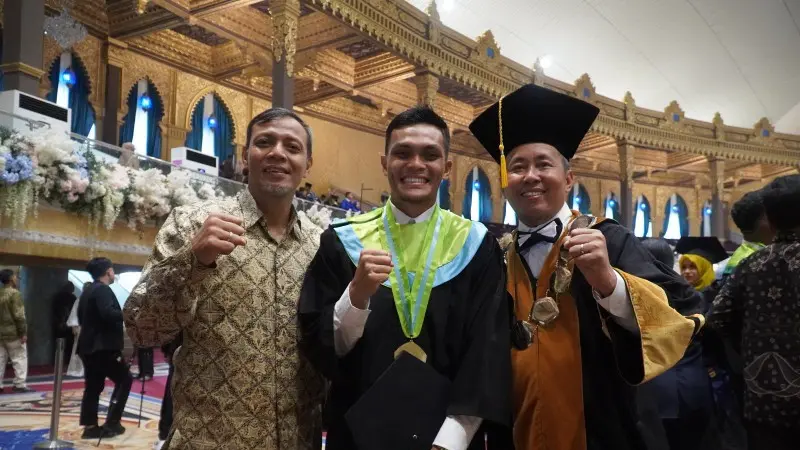 Pemain Persib Bandung Rachmat Irianto mengikuti proses wisuda di Unesa. (Istimewa)