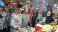 Kapolda Sulut Irjen Pol Yudhiawan dan Satgas Pangan Sulut yang melakukan pengecekan harga kebutuhan pokok di Pasar Bersehati, Manado, Sabtu (2/3/2024).