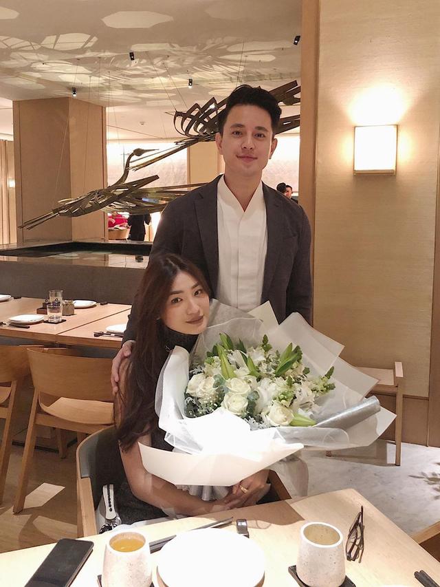 Resmi Lamaran, Ini 6 Momen Mesra Billy Davidson dan Kekasih