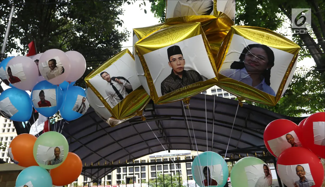Sejumlah balon bertempelkan gambar politisi muda yang dibawa aktivis Poros Indonesia Mudasaat aksi di Gedung KPU, Jakarta, Rabu (1/8). Mereka berharap Pemilu 2019 mendapatkan pilihan yang membawa aspirasi kaum muda. (Liputan6.com/Helmi Fithriansyah)