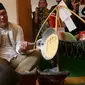 RK juga menyempatkan membuat kerak telor yang menjadi ciri khas makanan Betawi. (Liputan6.com/Herman Zakharia)