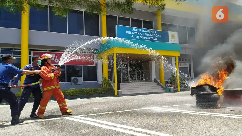 Simulasi pemadam kebakaran di Gedung PLN Gorontalo (Arfandi Ibrahim/Liputan6.com)