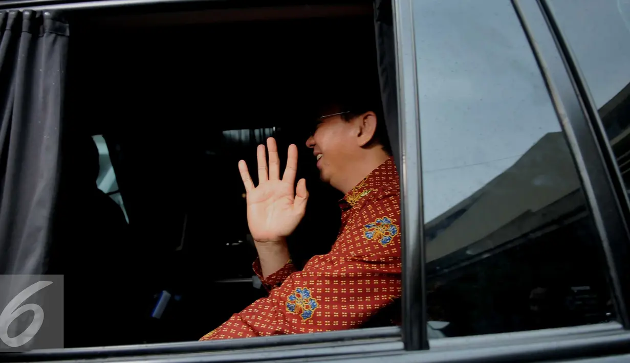 Gubernur DKI Jakarta, Basuki T Purnama saat berada di dalam mobil usai menjalani pemeriksaan di Bareskrim Mabes Polri, Jakarta, Kamis (25/2). Ahok diperiksa sebagai saksi bagi dua tersangka Firmansyah dan Fahmi Zulfikar. (Liputan6.com/Gempur M Surya)