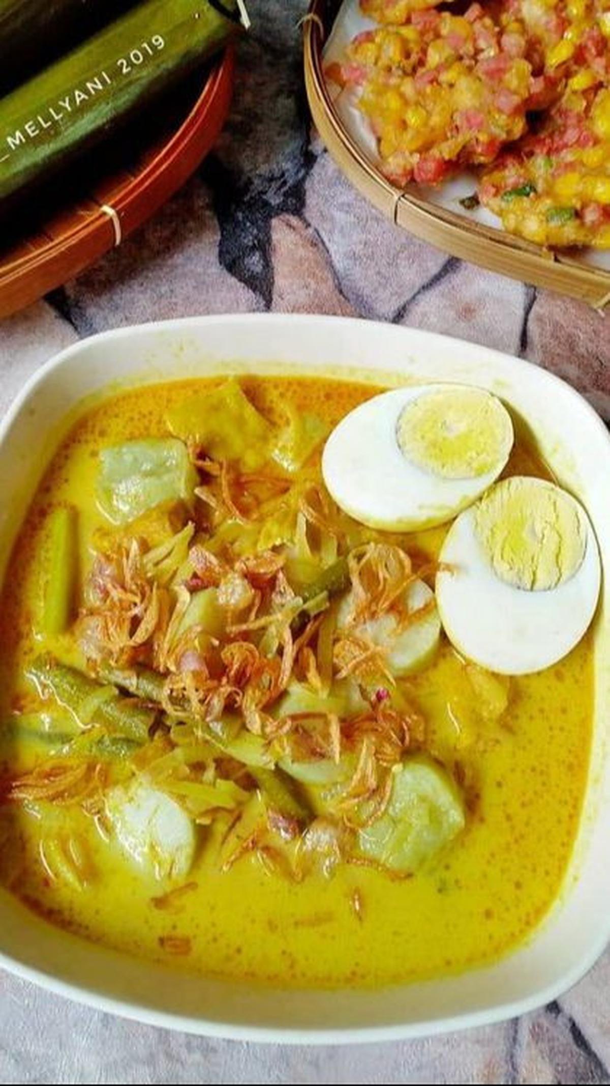 1. Ketupat Sayur Bakso