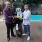 Serah terima Husqvarna Norden 901 kepada pelanggan. (Septian / Liputan6.com)