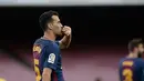 Pemain Barcelona, Sergio Busquets merayakan golnya ke gawang Las Palmas pada pertandingan Liga Spanyol di Camp Nou, Senin (2/10) dini hari. Bermain tanpa suporter, Barcelona menang telak dengan skor 3-0. (AP/Manu Fernandez)