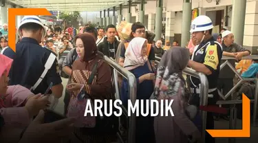 Stasiun Pasar senen mulai dipadati pemudik, sekitar 7.000 hingga 10.000 penumpang berangkat dari stasiun ini. Warga sengaja mudik lebih awal menghindari kesulitan mendapatkan tiket mudik.