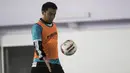 Pemain Persita Tangerang, Hamka Hamzah, mengontrol bola saat latihan di Lapangan Indoor Sport Center, Tangerang, Jumat (24/1). Latihan ini merupakan persiapan jelang Liga 1 Indonesia 2020. (Bola.com/Vitalis Yogi Trisna)