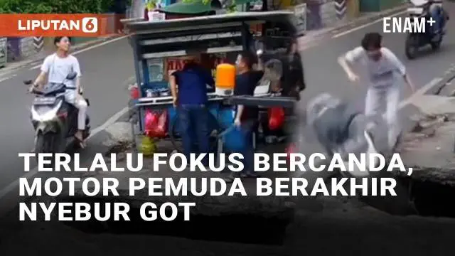 VIDEO: Terlalu Fokus Bercanda, Motor Pemuda Berakhir Nyebur Got