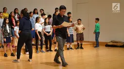 Konduktor Avip Priatna melakukan latihan jelang seri konser ke-10 The Resonanz Music Studio di Balai Resital Kertanegara, Jakarta, Kamis (22/8/2019). Konser Simfoni untuk Bangsa 2019 bertema ‘Mengenang 60 Tahun Elfa Secioria’ itu akan diselenggarakan pada 25 Agustus. (Liputan6.com/Immanuel Antonius)