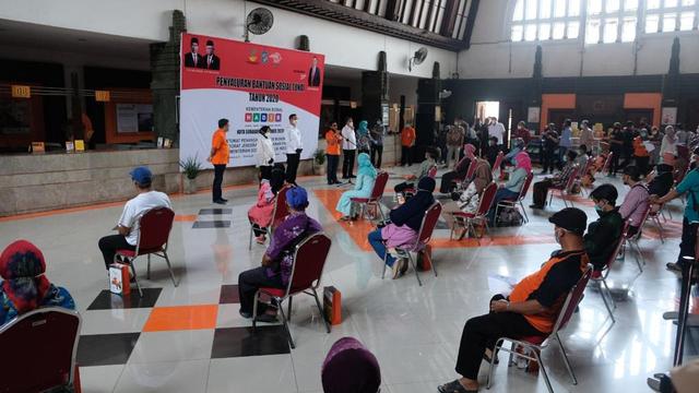 Pastikan Negara Hadir, Mensos Juliari Cek Penyaluran Bansos Tahap VII di Surabaya