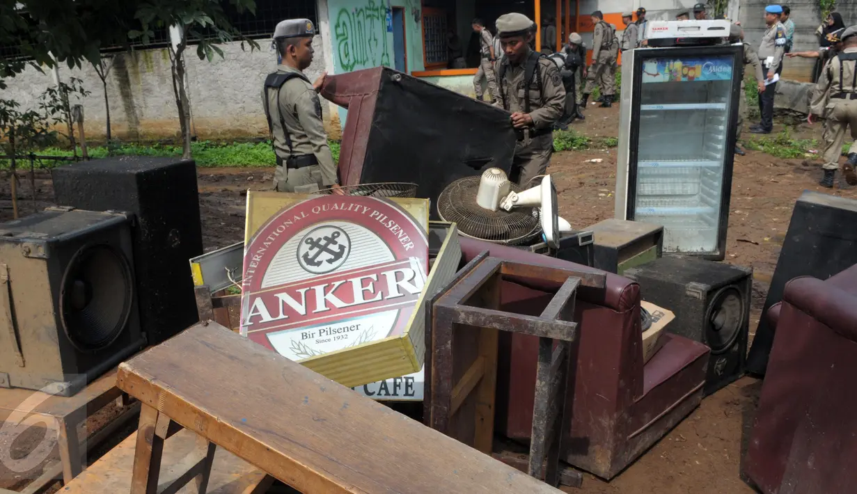Pemerintah Kota Tangerang Selatan (Tangsel) melalui aparat gabungan mengeksekusi kawasan prostitusi Alang-alang, di Kelurahan Buaran, Kamis (12/5). Penertiban dilakukan agar pemilik bangunan mengembalikan fungsi awal bangunan. (Liputan.com/Helmi Afandi)