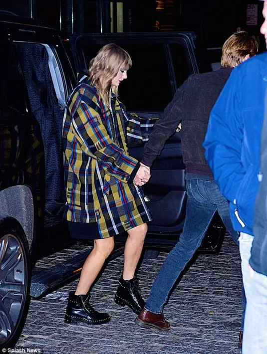Mereka terlihat nyaman bergandengan tangan saat keluar dari mobil. TayTay dan Joe datang ke Madison Square Garden untuk acara Taylor Swift. (SplashNews/DailyMail)