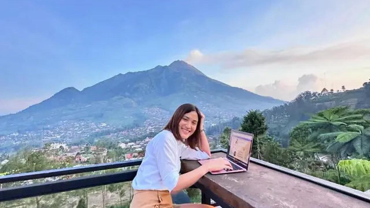 Potret Samanta Elsener Adik Darius Sinathrya dengan Busana Putih, Curi Perhatian