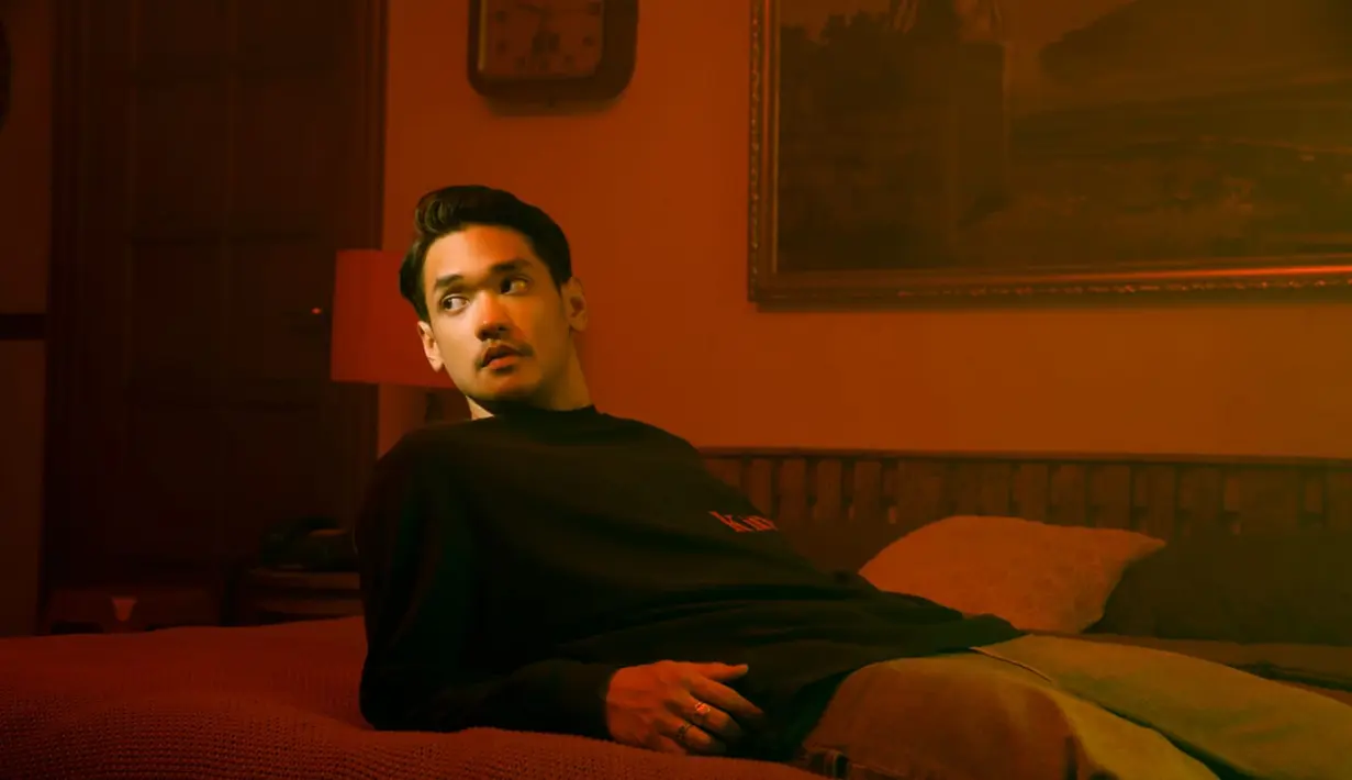 Afgan sadar pencapaian ini tak luput dari dukungan tim manajemen maupun perusahaan rekaman. “Selama ini, aku didukung tim Trinity yang kuat dan punya perhatian khusus sama perkembangan medsos serta tren digital,” kata Afgan. “Ini menolong aku dalam membangun digital exposure di medsos dan akhirnya membuka peluang dikenal lebih luas lagi,” bintang film Bukan Cinta Biasa menambahkan. (Foto: Dok. Trinity Optima)