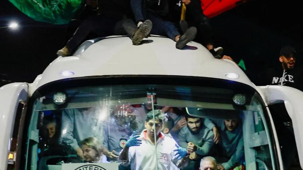 Para tahanan terlihat diantar dengan menggunakan bus besar.<br>
