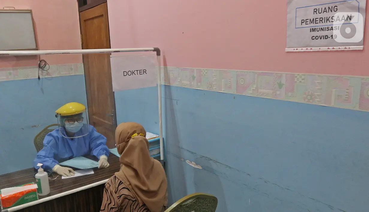 Petugas kesehatan mengecek pasein saat simulasi vaksin COVID-19 di Puskesmas Tapos, Depok, Jawa Barat, Kamis (22/10/2020). Pemkot Depok menggelar simulasi vaksin COVID-19 dalam rangka persiapan vaksinasi yang rencananya akan dilaksanakan bulan November 2020. (Liputan6.com/Herman Zakharia)