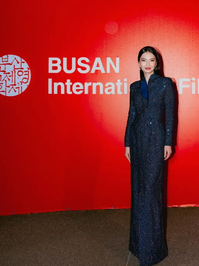 6 Pesona Elegan Khas Perempuan Indonesia Raline Shah, Jadi Pembaca Nominasi di Busan International Film Festival 2024