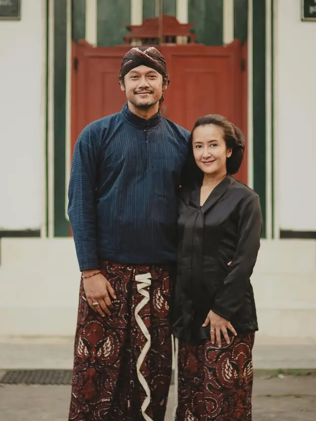 Widi Mulia dan Dwi Sasono Kenakan Busana Abdi Dalem Yogyakarta. [@widimulia]