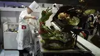 Peserta asal Jepang, Yoshiaki Uezaki sedang membuat kue dalam final Pastries World Cup 2017 di Lyon, Prancis (22/1). Di kompetisi ini satu tim terdiri dari tiga chef, satu orang di pastry, satu di cokelat, dan satu lagi di es krim. (AFP/Jean Philippe)