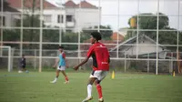 Winger Timnas Indonesia U-17 asal klub SC Telstar, Deston Hoop, saat sesi latihan di Stadion Gelora Samudera Kuta pada Selasa (8/7/2025) pagi WIB. (Bola.om/Alit Binawan)